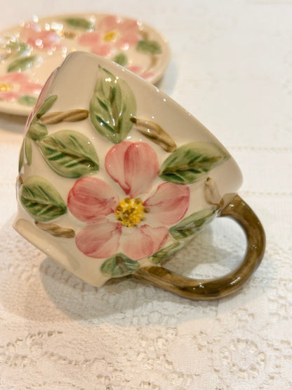 Taza de té y platillo de rosa de postre franciscano