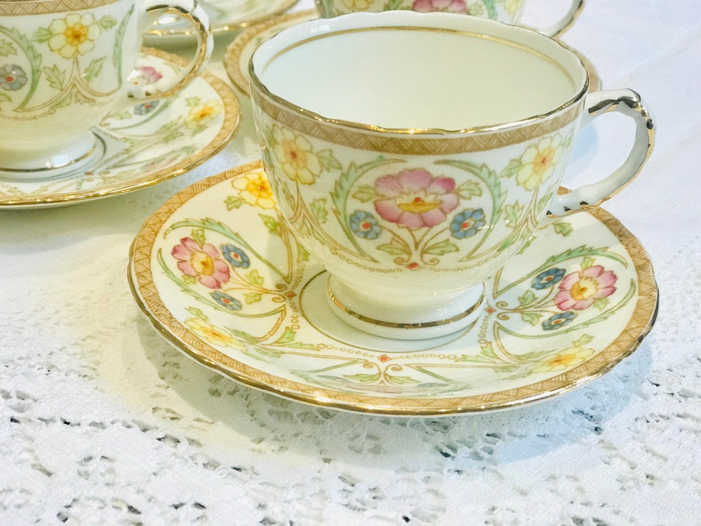 Un juego de 4 tazas de té y platillos florales pequeños