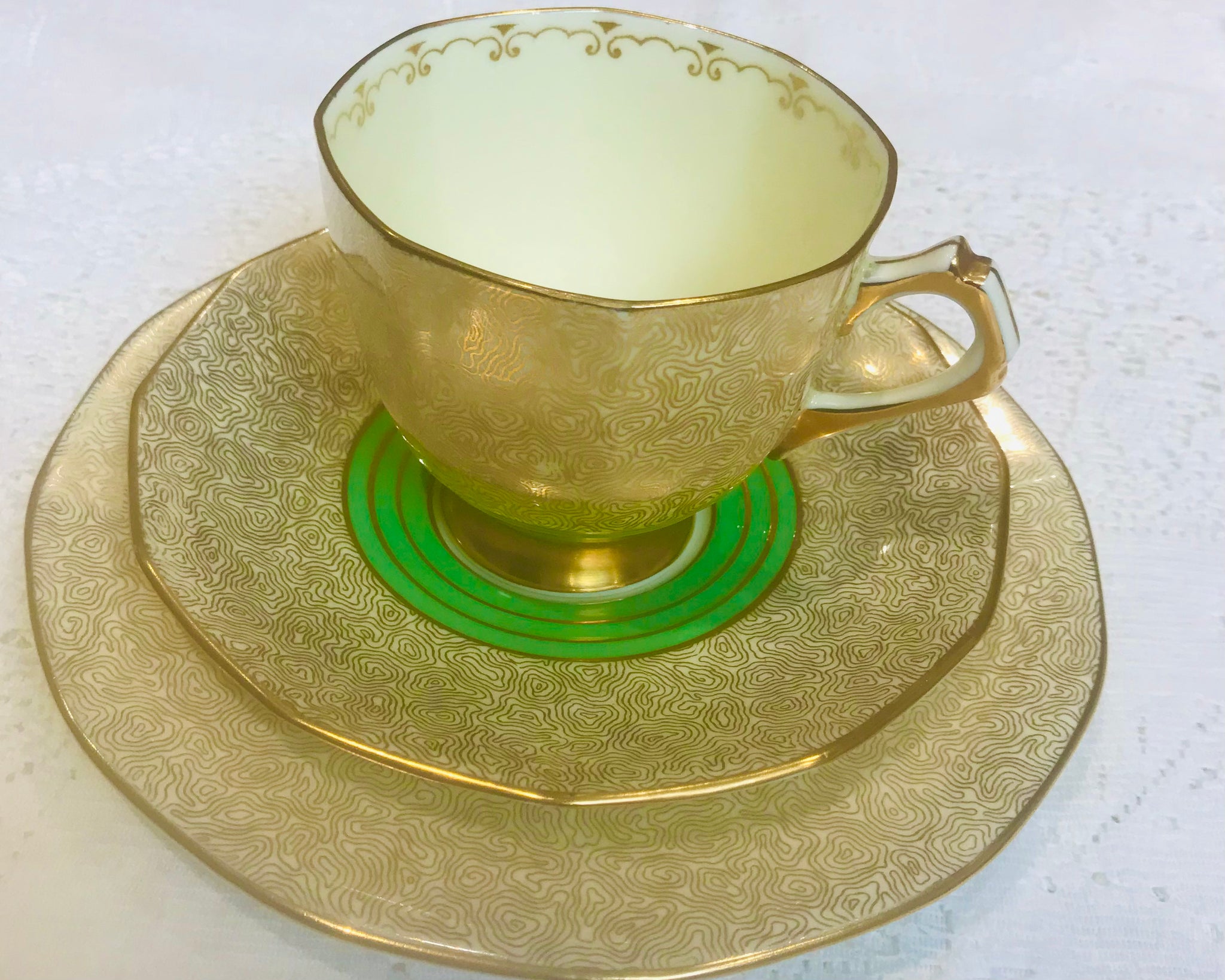Juego de taza y platillo toscano verde y dorado