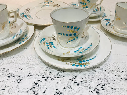 Tazas y platillos de té antiguos en blanco y azul