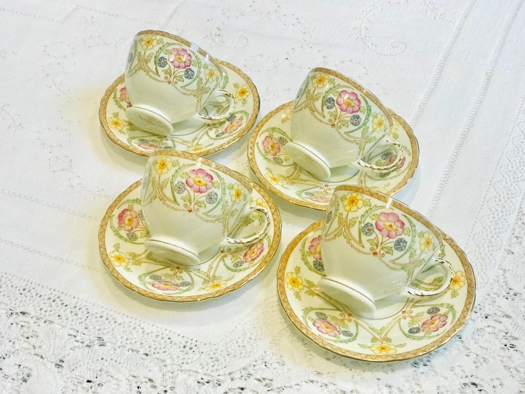 Un juego de 4 tazas de té y platillos florales pequeños