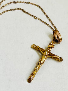 Collar Crucifijo En Oro Amarillo De 9 Quilates