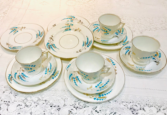Tazas y platillos de té antiguos en blanco y azul