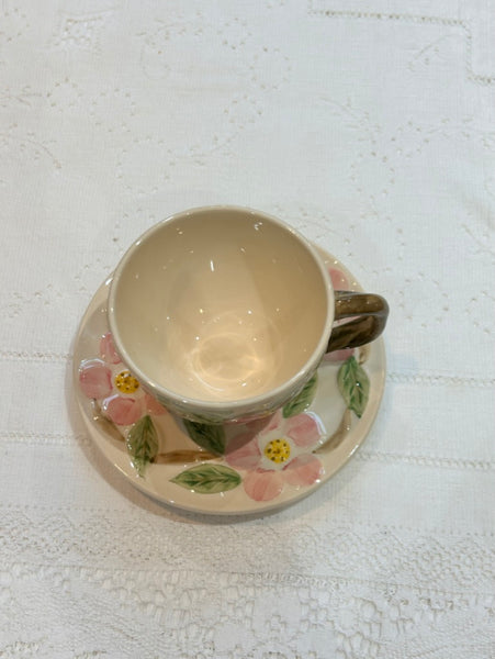 Taza de té y platillo de rosa de postre franciscano