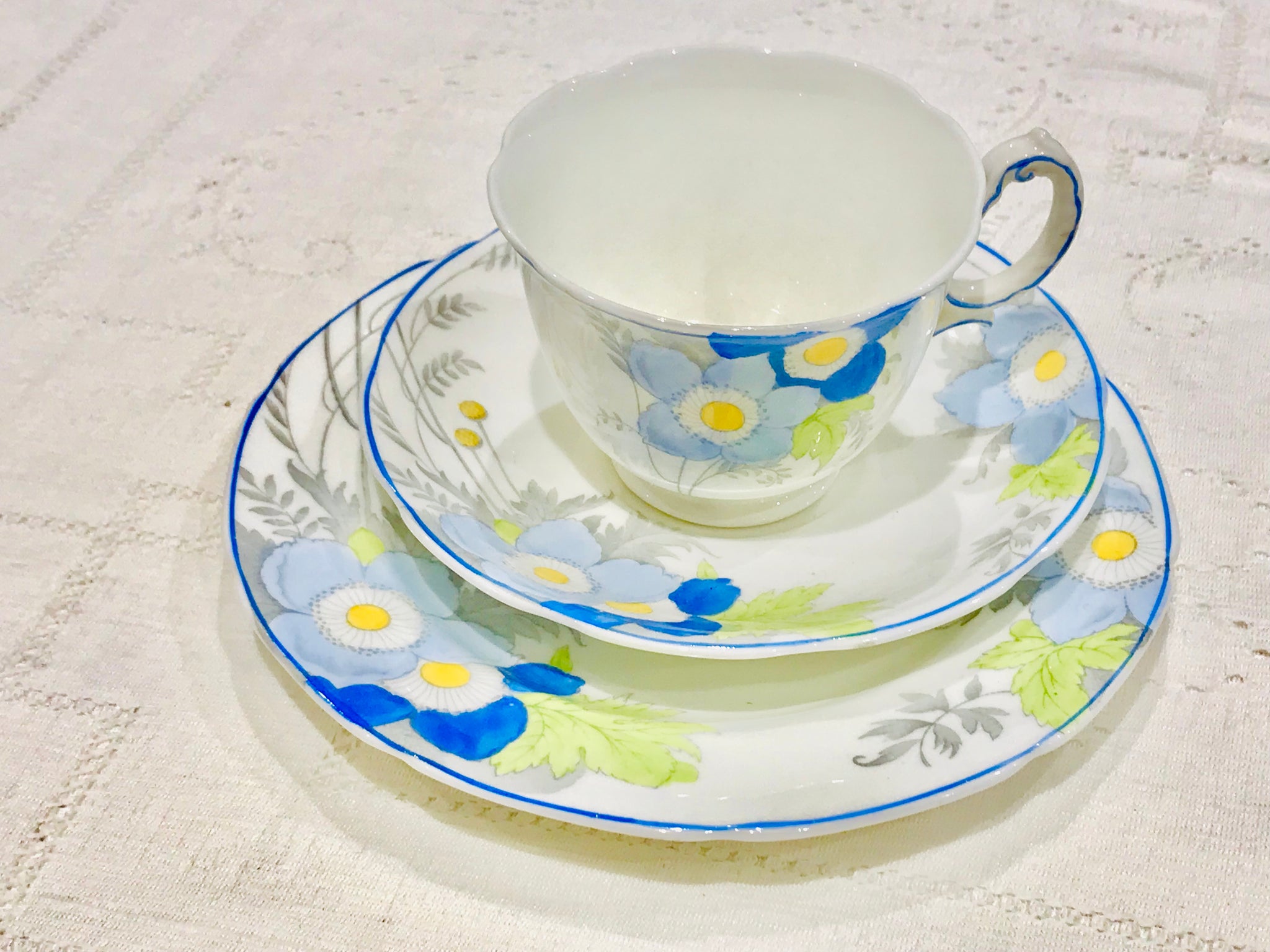 Trío de tazas de té con amapola azul ALLERTONS